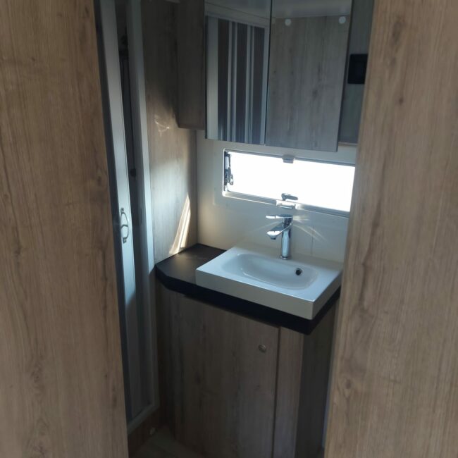 isothermic van racing interni lavandino